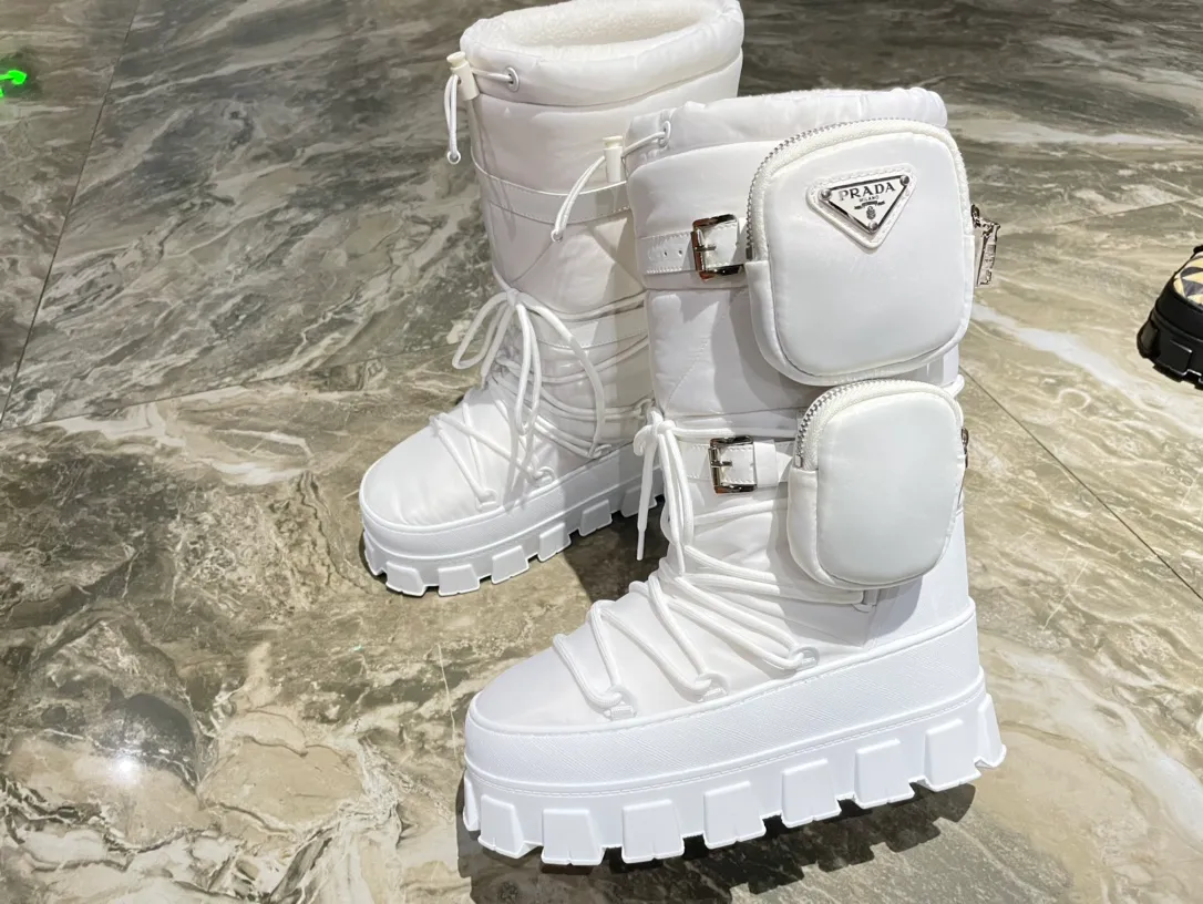 👟👟Ex-factory price 880👟👟 The highest version on the market, Prada's king style, snow boots, ski boots, fat and cute, so cute →_→ From the Prada limited series, unique. Shiny nylon Oblique upper with criss-cross straps for an ideal fit. The boots are made of technical fabric and have a short-cut version. They can be worn in the city or in the mountains. They make the calves slimmer, taller, warmer and have a concave shape. The boots and soles use the original waterproof effect. The size is 35-40. 41Customized